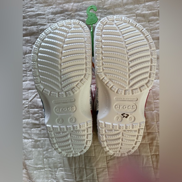 CROCS Women's Classic Bandana Clog NWT Blue Red Green Paisley Print Women’s 9 - Picture 5 of 5